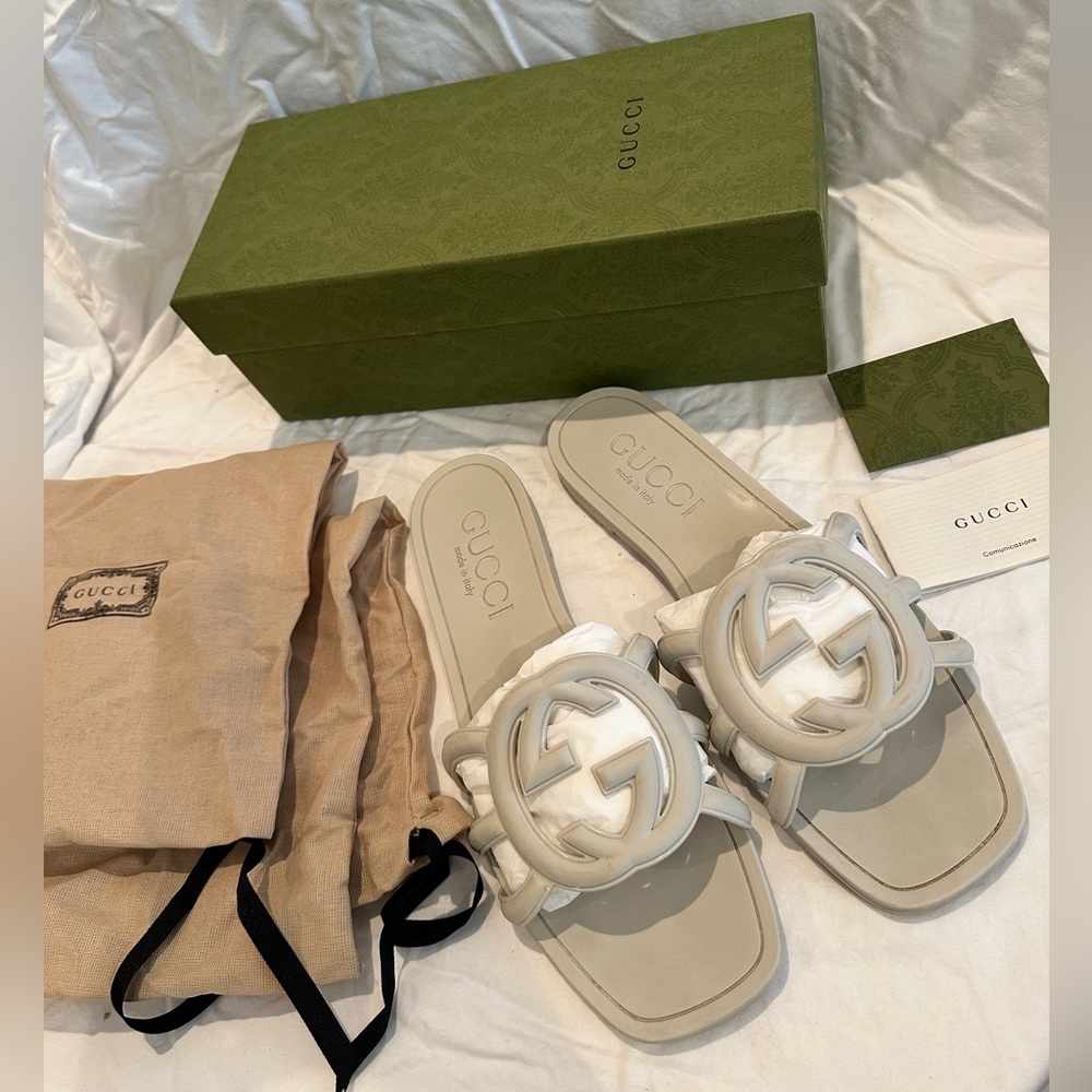 Gucci Interlocking G rubber slide sandal in mystic white -42